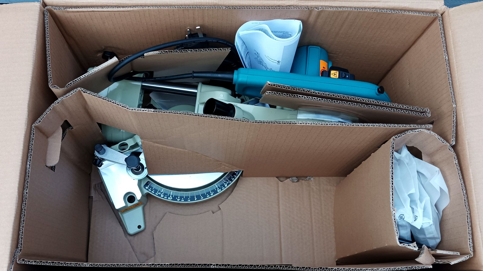 Makita LS0714LN 190mm Slide Compound Mitre Saw in box