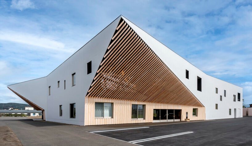 kengo kuma sculpts tessellated wooden eaves for higashikawa community plaza in japan
