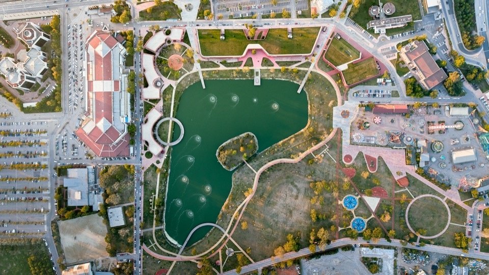 The overall layout of public spaces around the lake/Public spaces around the lake