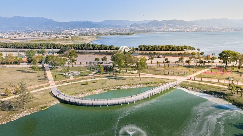 Curved pier extending over the lake