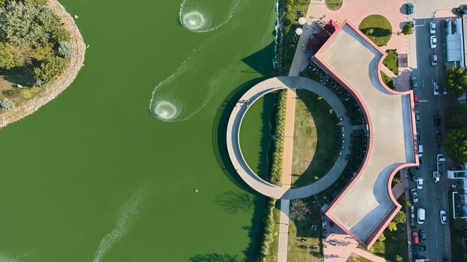 Connections between lakeside routes and buildings