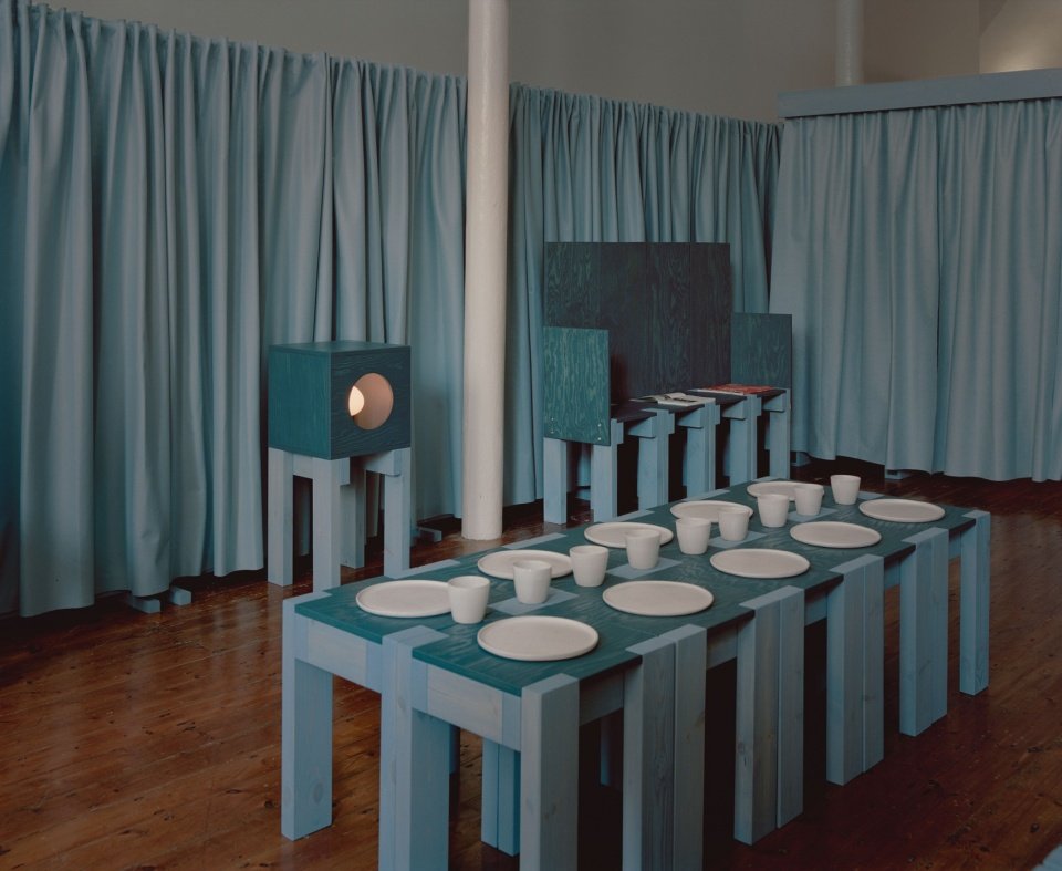 The rhythm of repetition and variation in furniture/Repetition and variation in the furniture