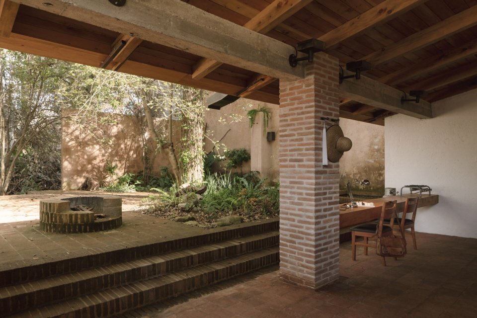 steps between the workshop and courtyard, steps between the workshop and courtyard