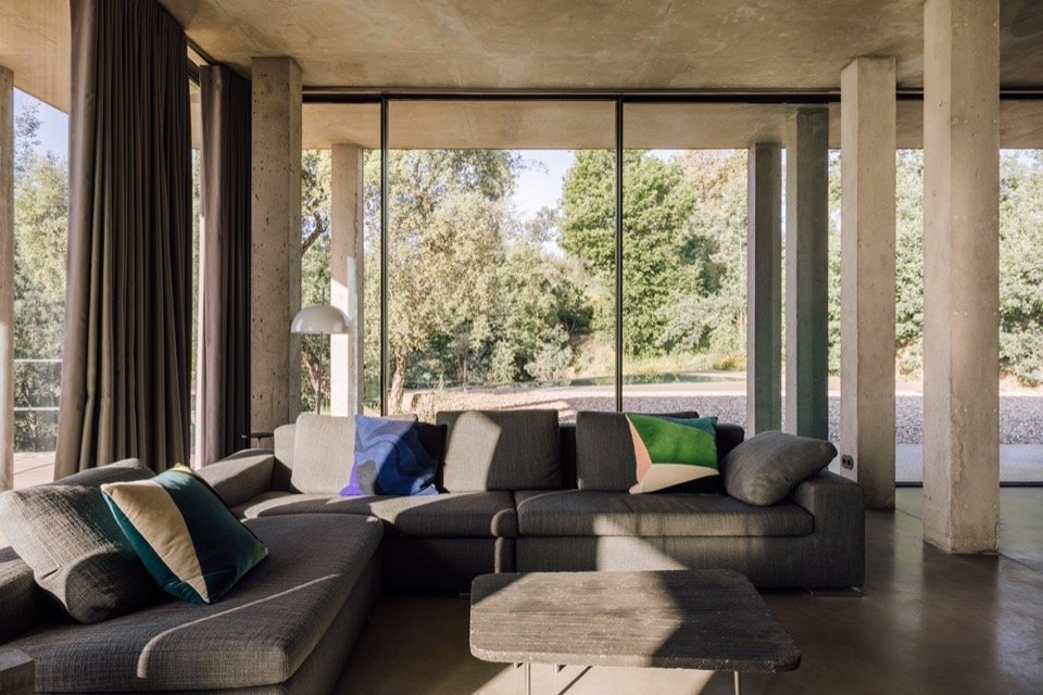 living space facing the landscape/living space facing the landscape