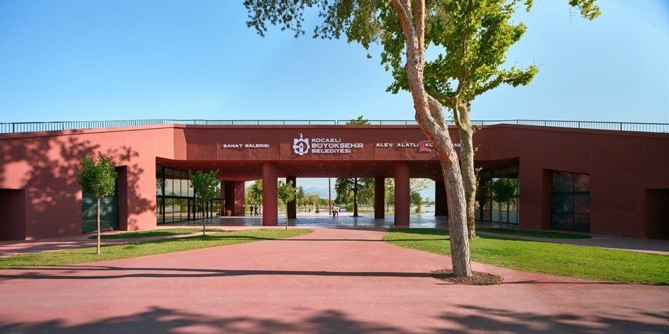 Open passage between buildings/Open passage between buildings