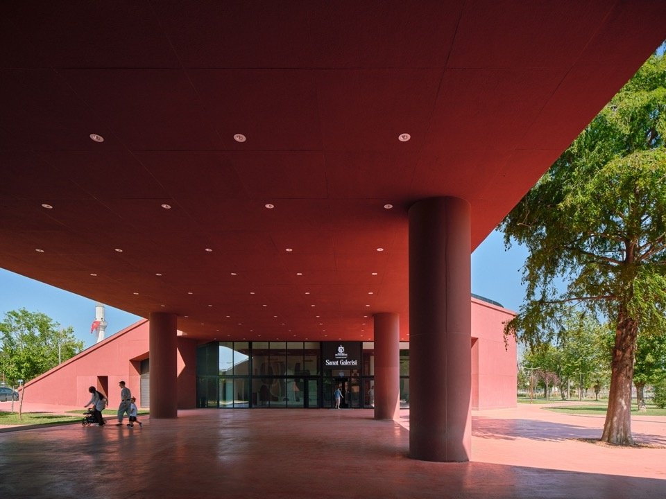 Sheltered public space at the entrance