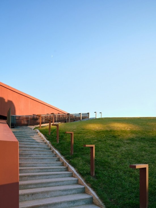 Steps and grassy slope beside the building/Steps and grassy slope beside the building