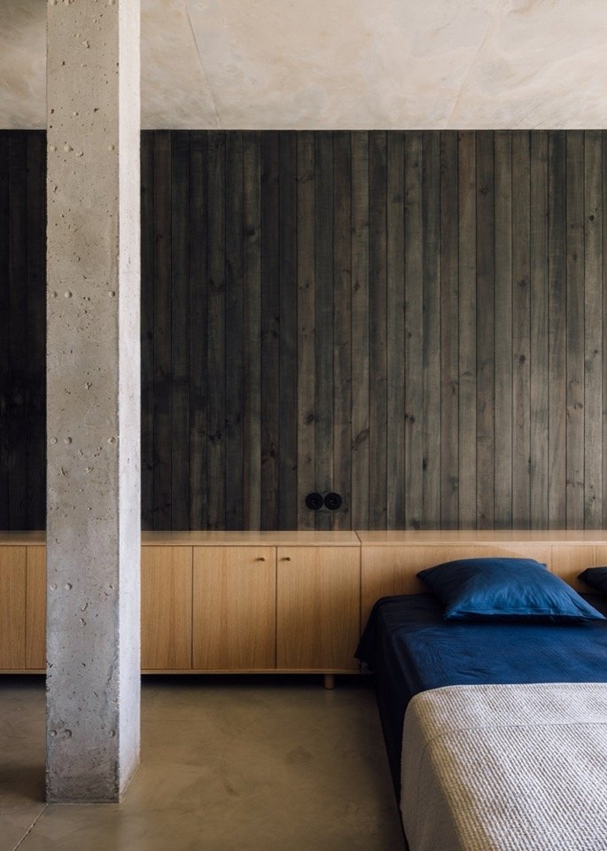 Concrete column and timber lining in the bedroom/concrete column and timber lining in the bedroom