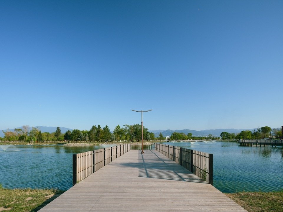 Pedestrian axis extending toward the lake