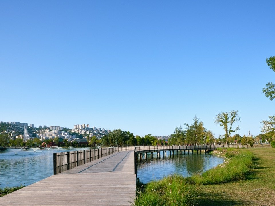 Continuous walking route over the water