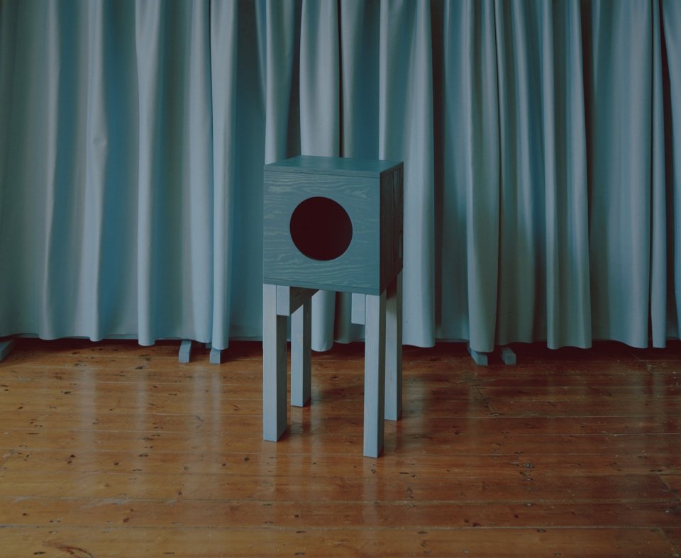 Color and construction of a chair/Color and construction of a chair