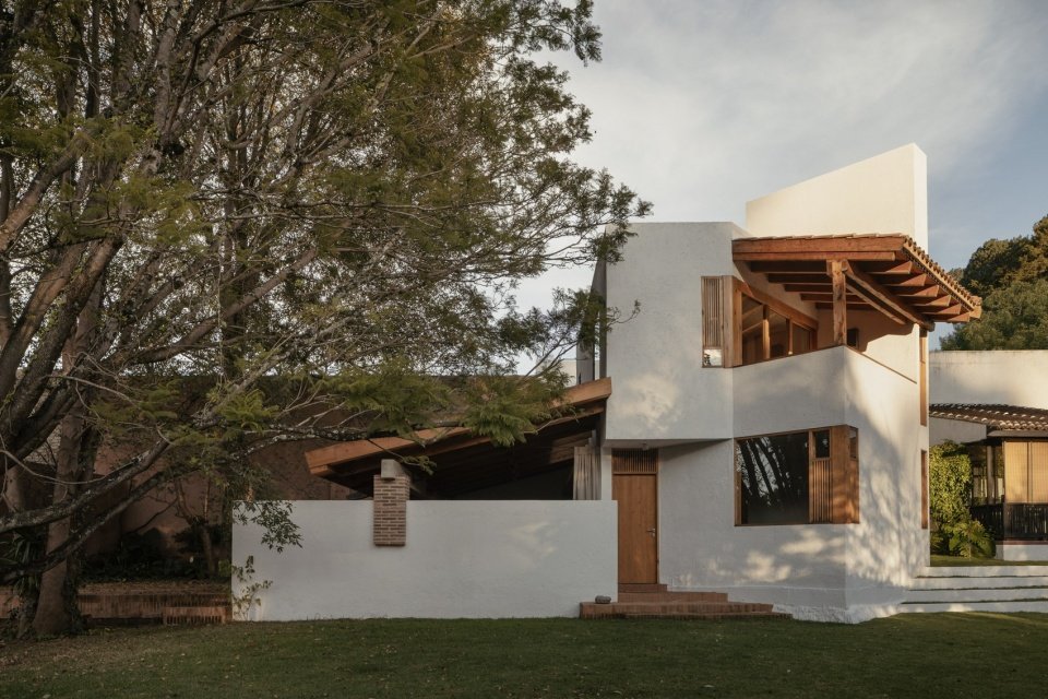 The relationship between the house, trees, and courtyard, the house, trees, and courtyard