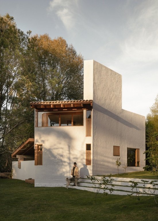 the house and its inhabitants in the courtyard, the house and its inhabitants in the courtyard