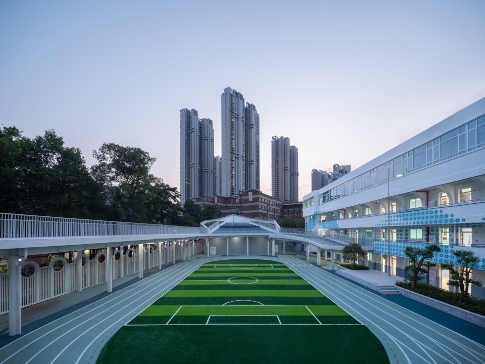 可供追逐与活动的校园空间 / Campus spaces for play and activity