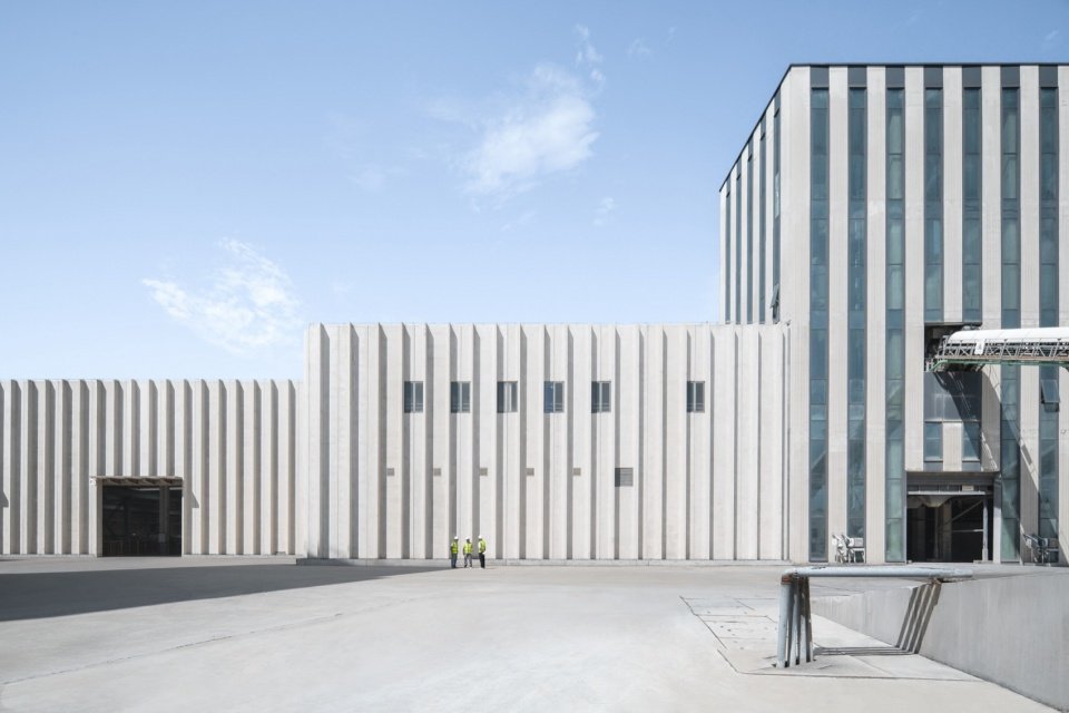 厂房与竖向体量 / Workshop and vertical volumes