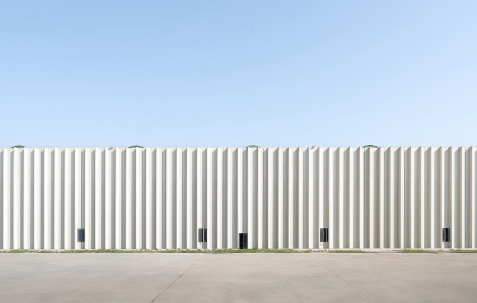 连续展开的厂房立面 / Continuous workshop elevation