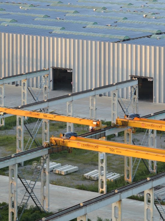 生产车间与室外作业区 / Production hall and outdoor working area