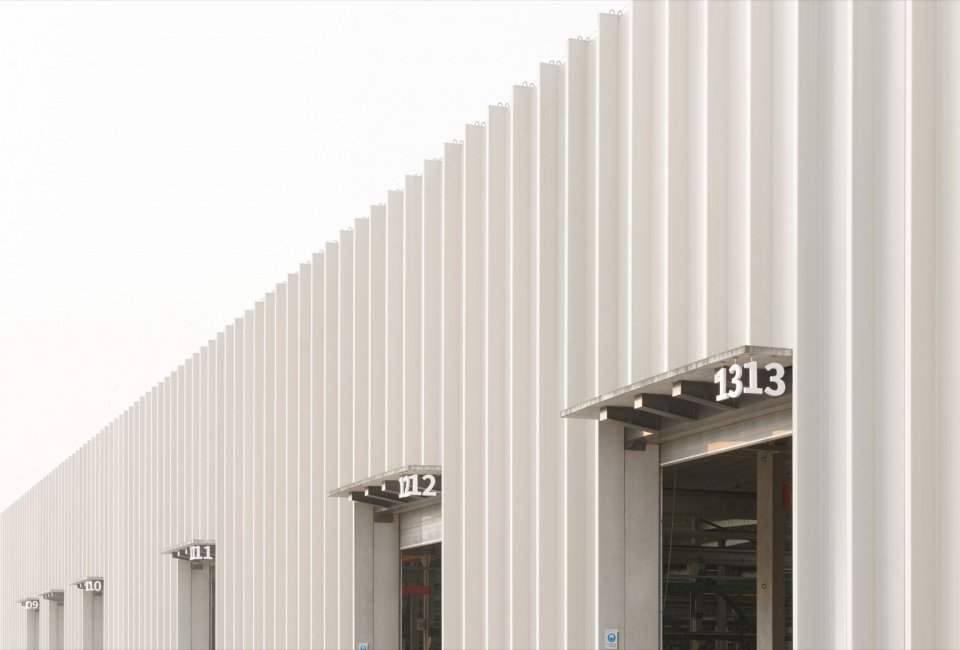 构件分缝与车间入口 / Component joints and workshop entrances
