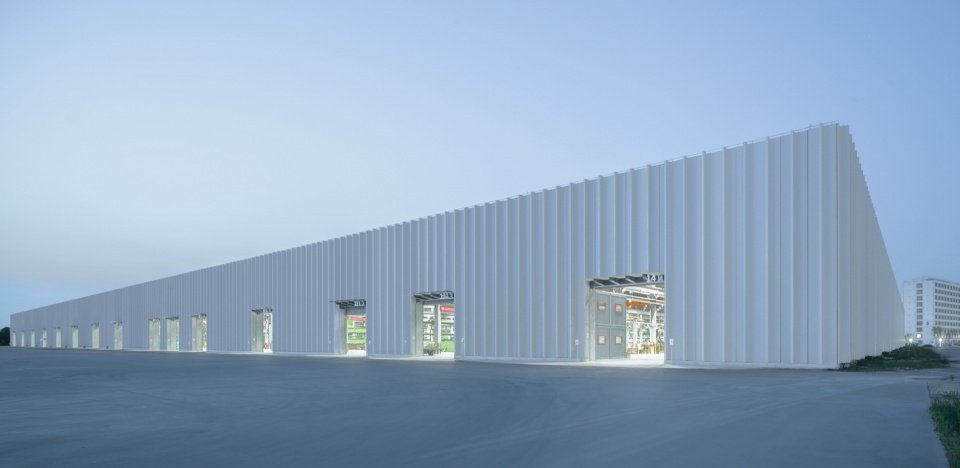 傍晚的生产车间 / Production hall at dusk