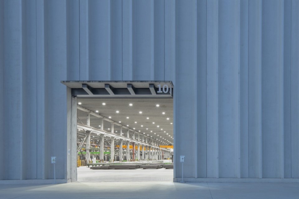 车间入口与内部空间 / Workshop entrance and interior