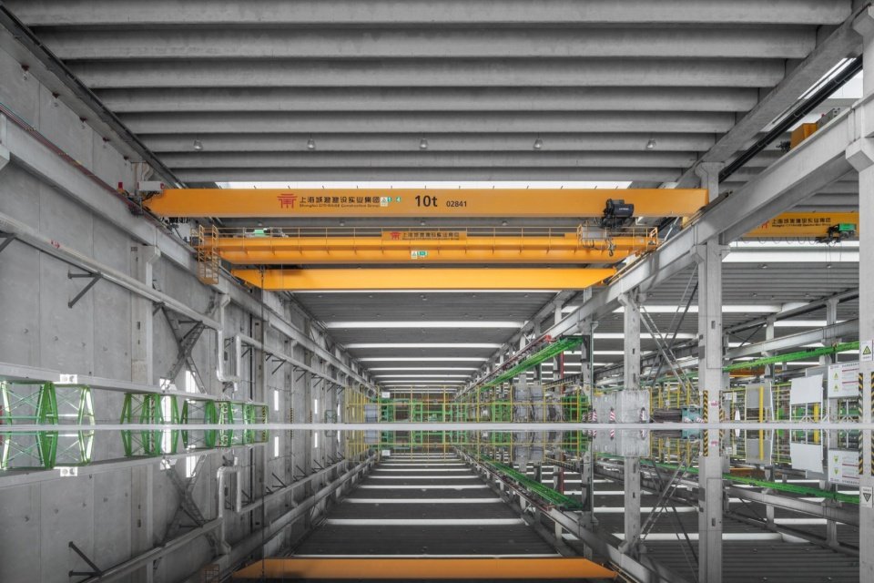 生产车间内部与吊车系统 / Production hall interior and crane system