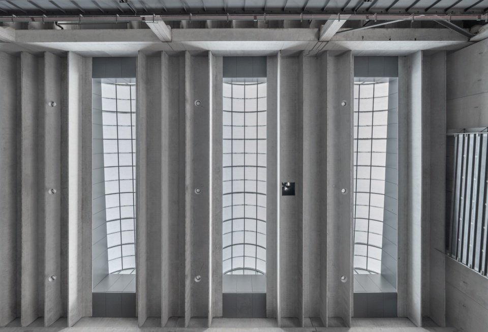 车间内部的天窗采光 / Skylight daylighting inside the workshop