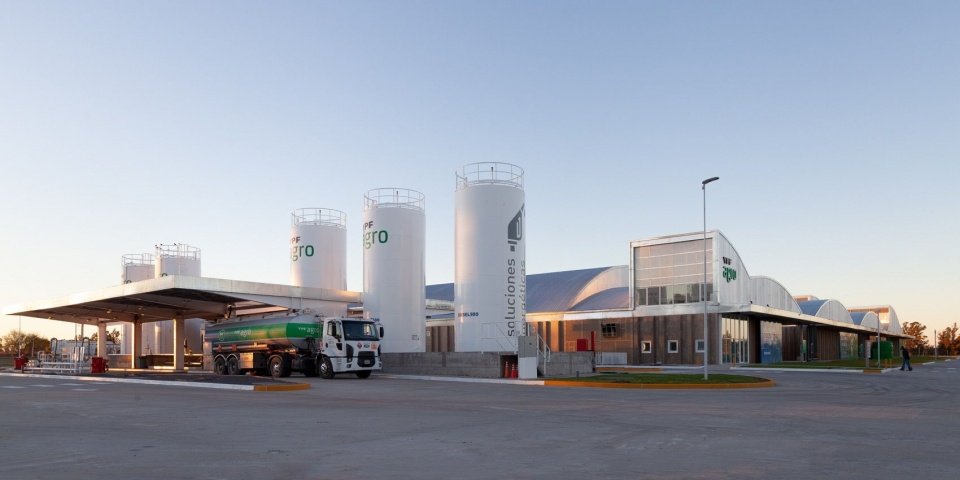 燃料设施与车辆通行区 / Fuel facilities and vehicle circulation area