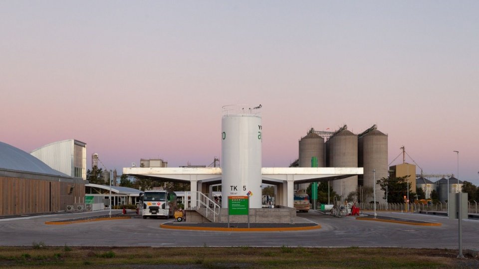 日落时分的运营区 / Operational area at sunset