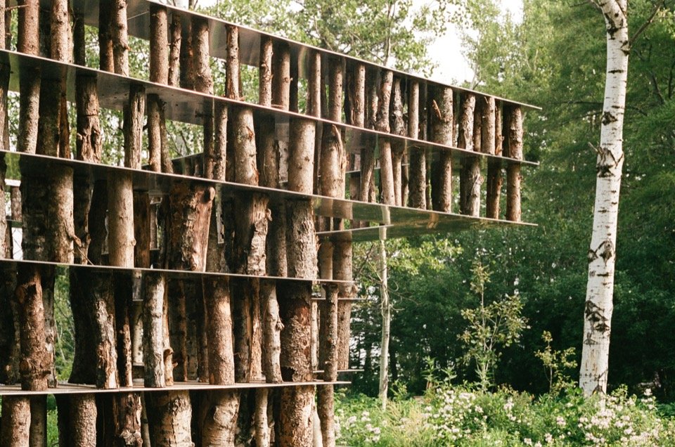 Detail of log wall, aluminum plates and birch/Detail of log wall, aluminum plates and birch