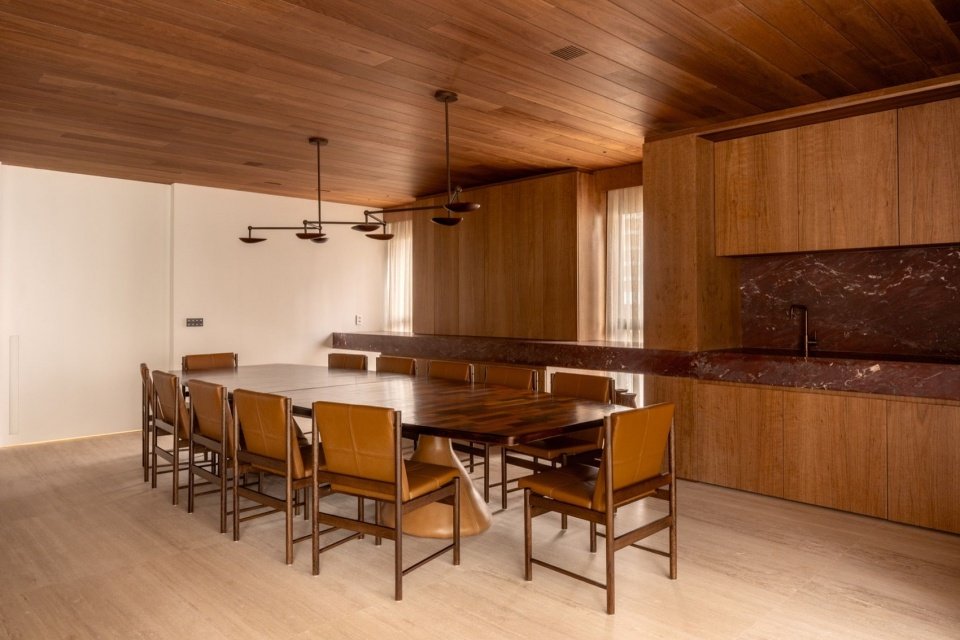 餐厅与公共空间相连 / Dining room connected to the social areas