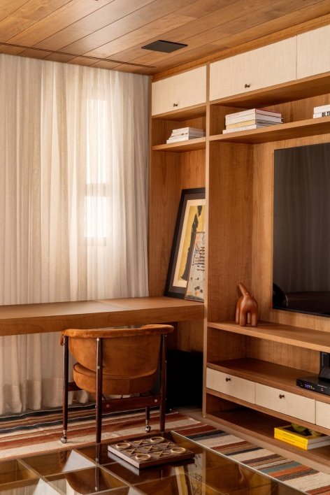 书桌与木质层架 / Desk and timber shelving