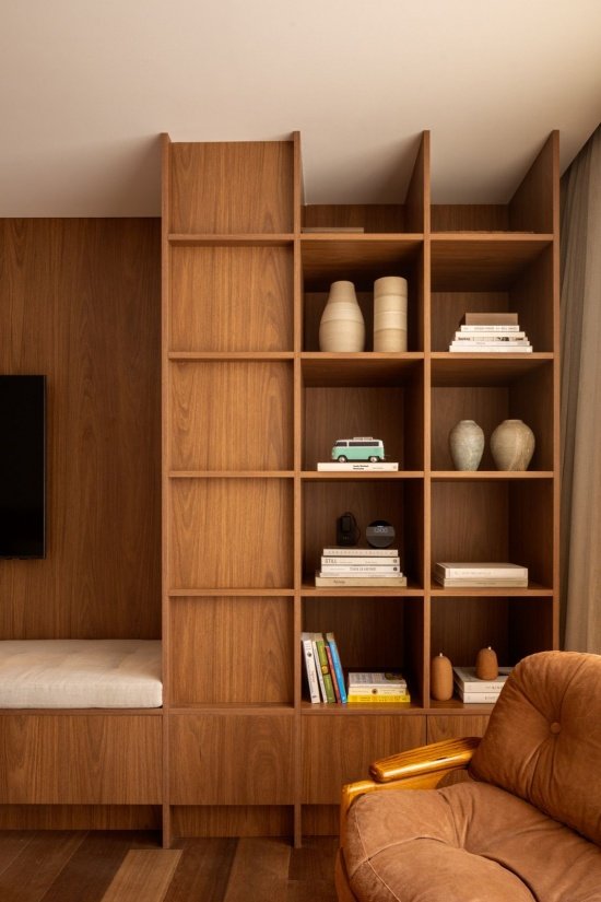 主卧定制层架与躺榻 / Custom shelving and daybed in the primary suite