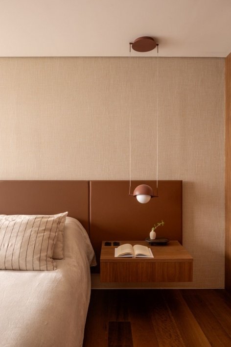 床头板灯带关闭时 / Headboard lighting switched off