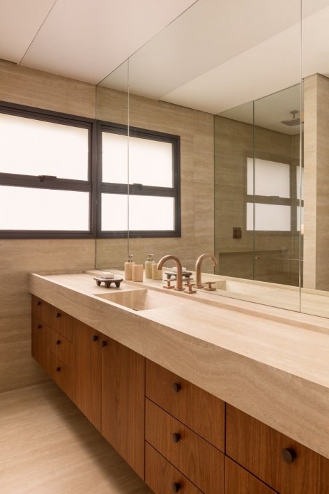浴室照明关闭时 / Bathroom lighting switched off