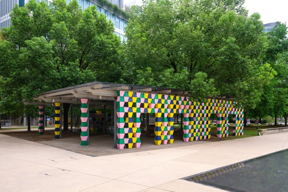 The installation at the glass pavilion of OōEli