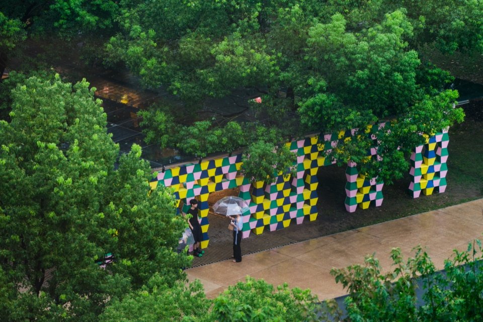 Building / Building wrapped in greenery on a rainy day
