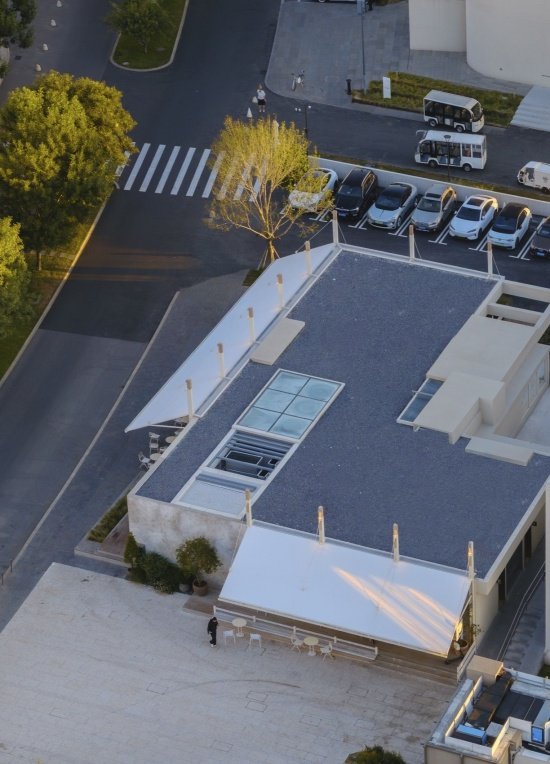 Overview of the building and the space under the eaves