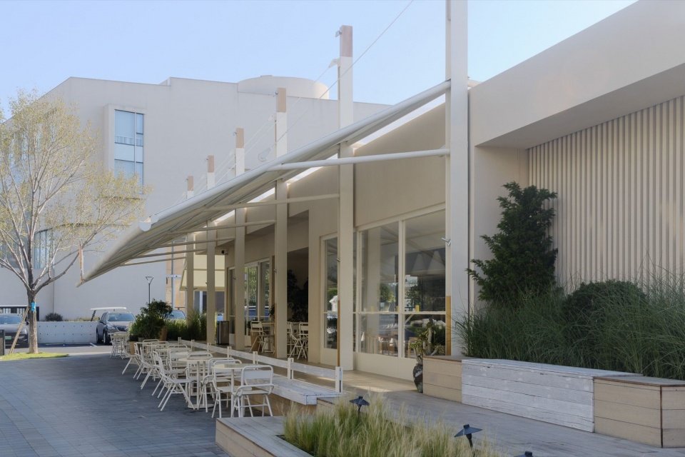 The space under the eaves that extends along the building