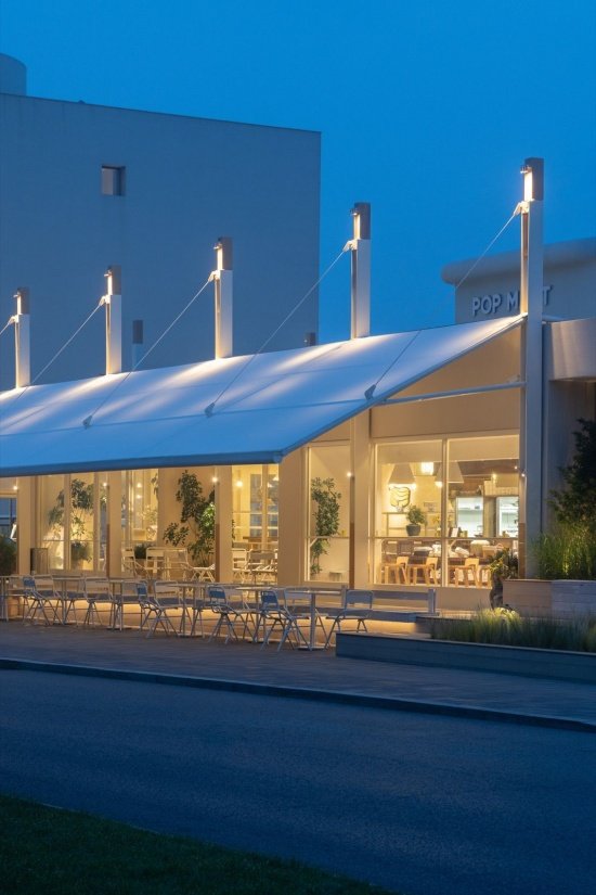 Under the eaves at night