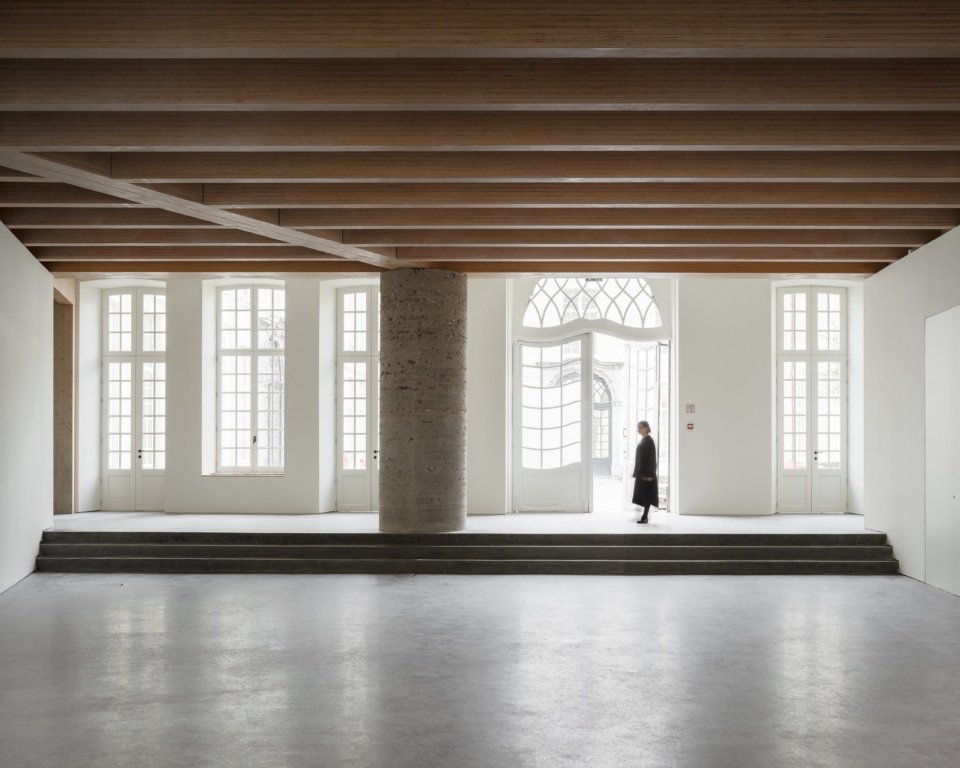 城市客厅与Grond Studio设计的柱子,City Room with column by Grond Studio