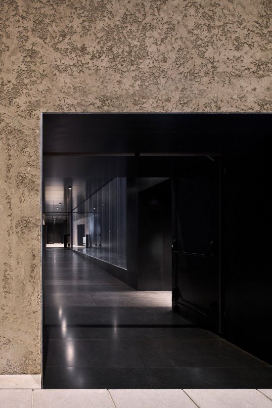 Spatial threshold framed in black steel
