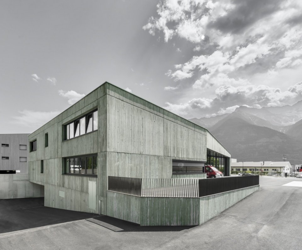 Building corner and vehicle-hall façade/Building corner and vehicle-hall façade