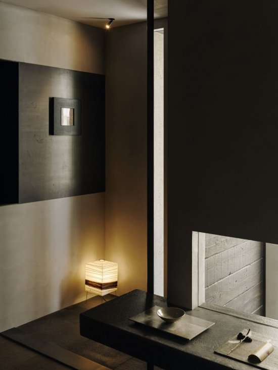 L-shaped movement line entering the room