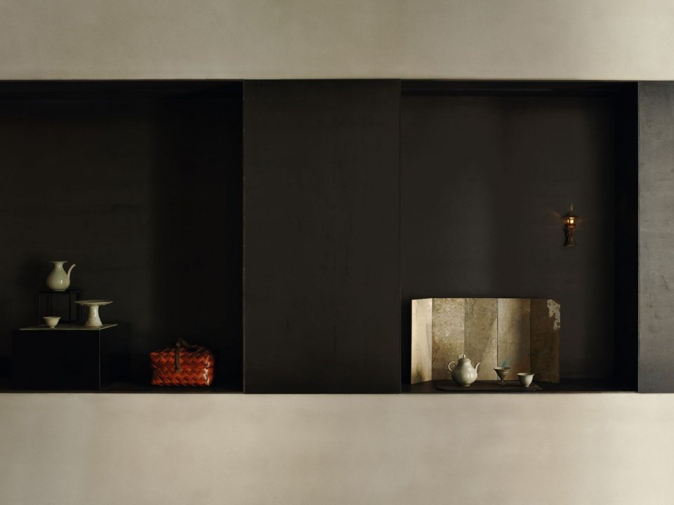 Alcove and tea set