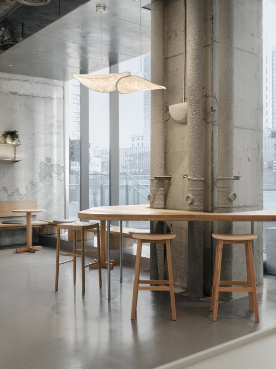 Column round table and high stools