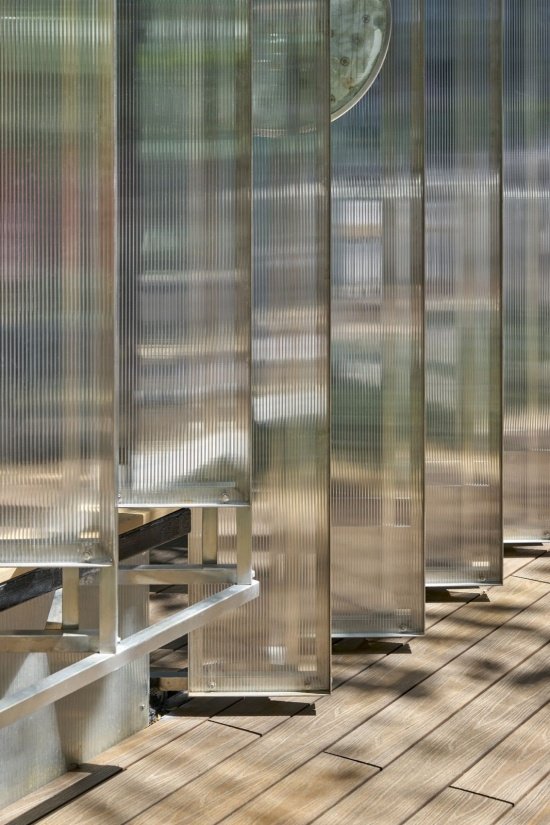 半透明阳光板细部 / detail of the translucent polycarbonate panels