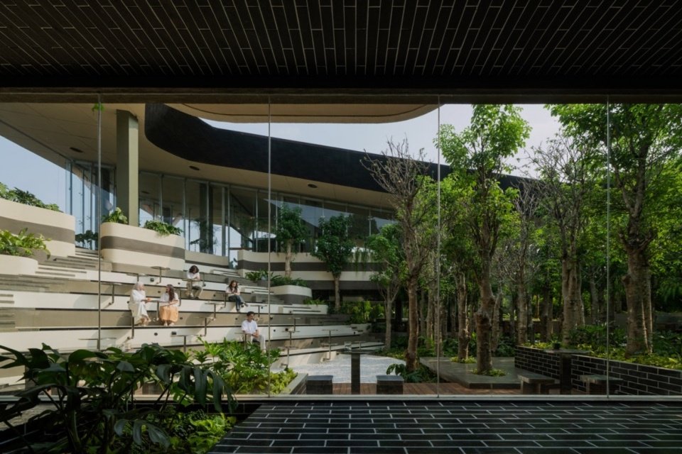 Amphitheater and interior threshold