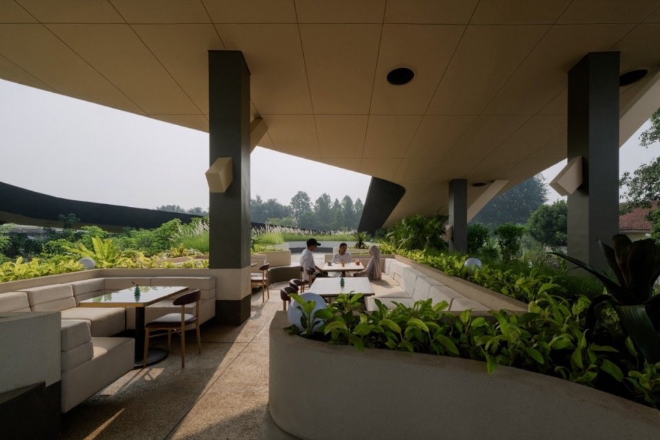 Terrace beneath the roof, Terrace beneath the roof