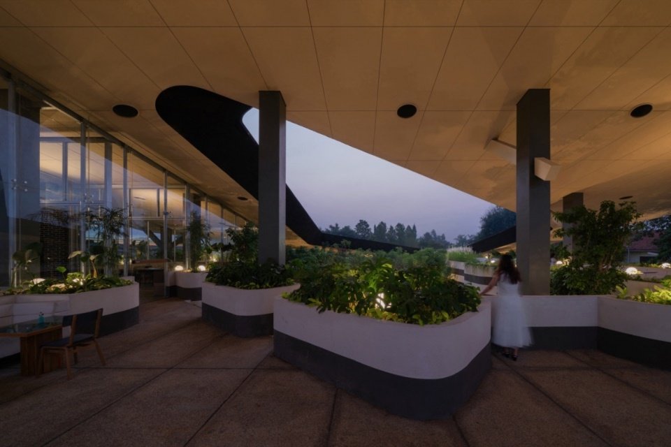 Dining space beside the roof opening