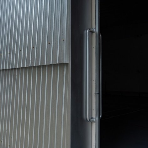 Door and metal sheet/ Door and metal sheet